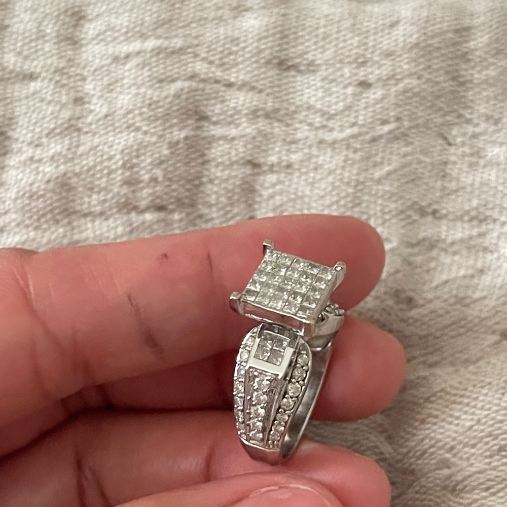 White gold (14k) diamond ring